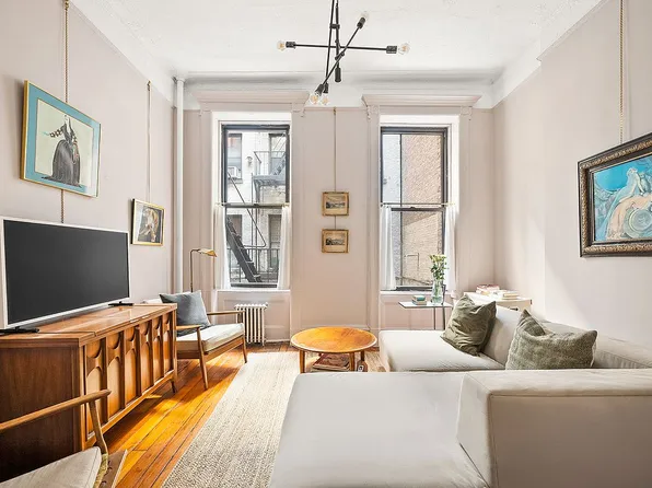 349 W 44th St APT 1RE, New York, NY 10036