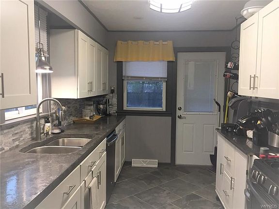 3rd image of 8 Iroquois Ave