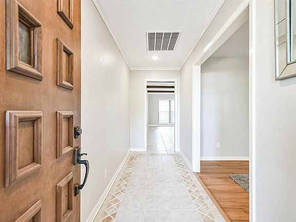 4th image of 15522 Diana Ln