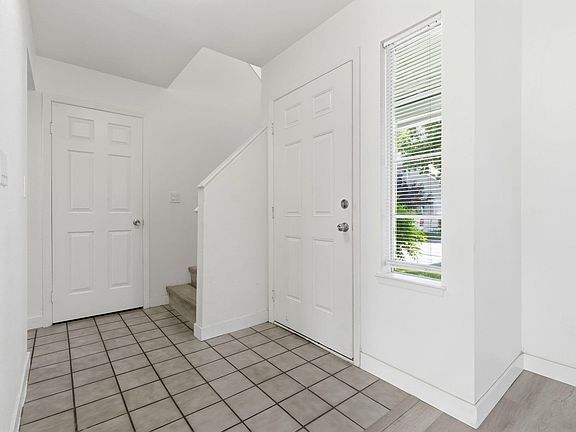 5th image of 2419 N Clark Street