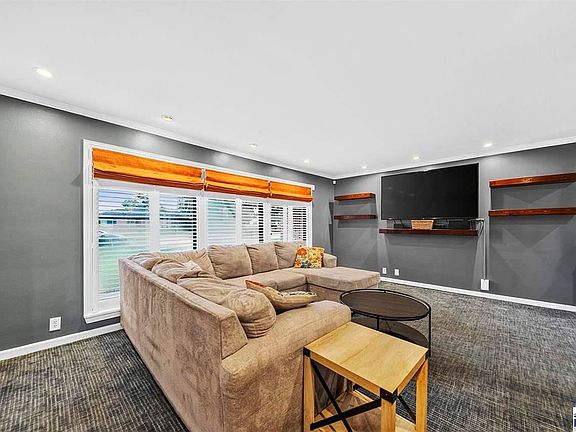 2nd image of 1016 Elizabeth Ln