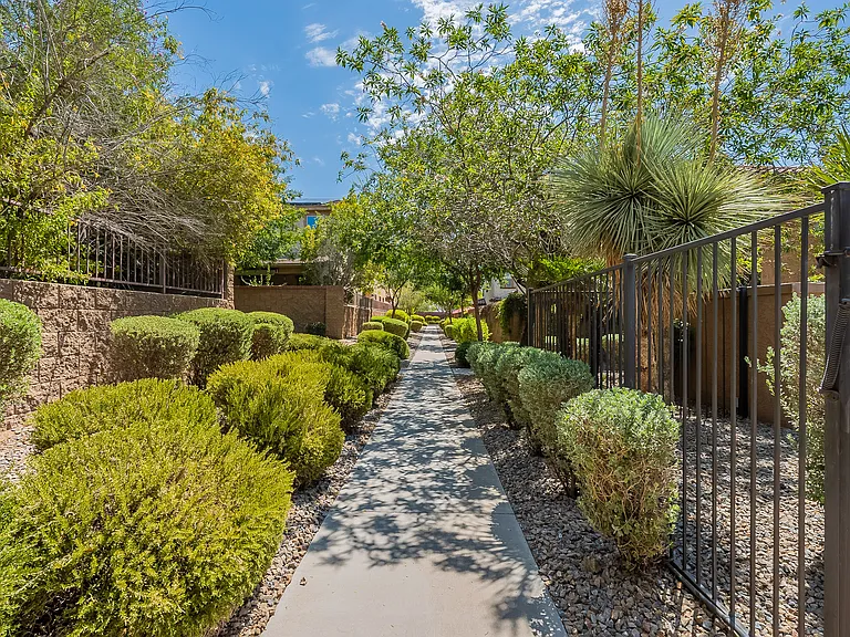 4644 E Beck Ln — Photo 3