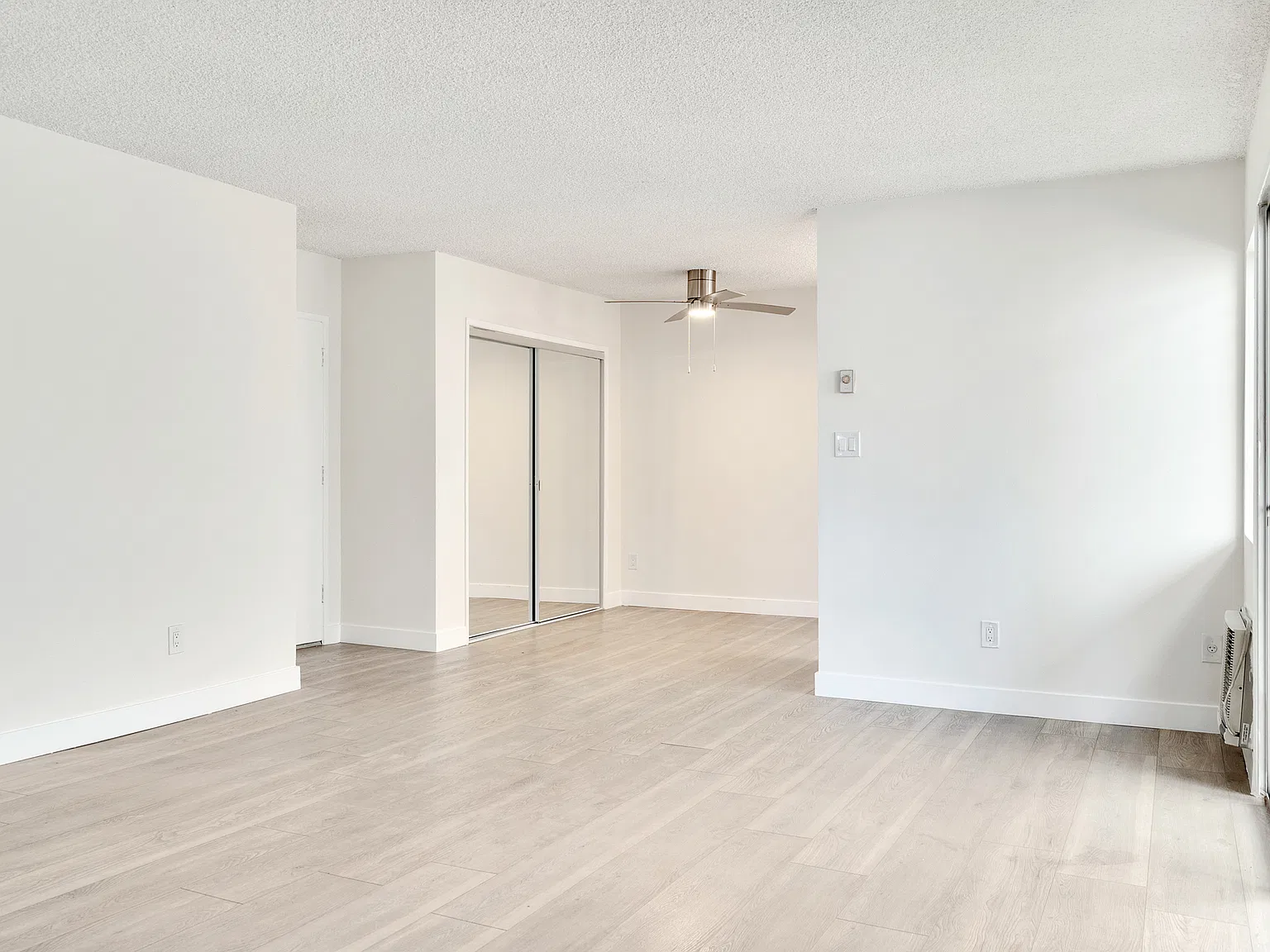 Fully Remodeled 2BR/2BA / Private Enclosed Balcony + Parking \ Prime Location / Beverlywood! — Photo 4