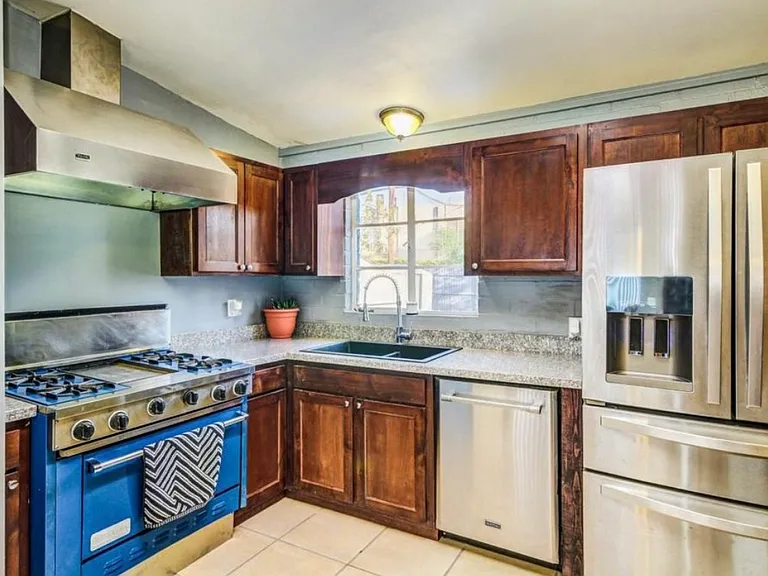 858 E Water St — Photo 3