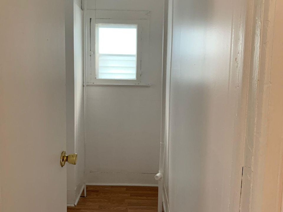 Big walking closet / pantry / extra space