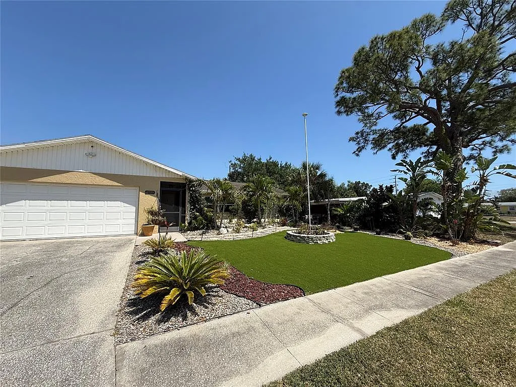 3 bed, 2.0 bath, 1484 sqft, $3,200 — Photo 3