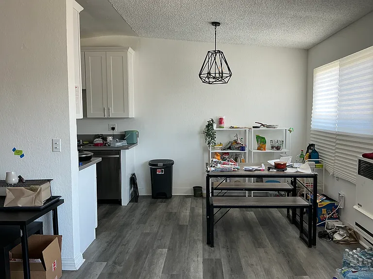 326 W Queen St — Photo 8