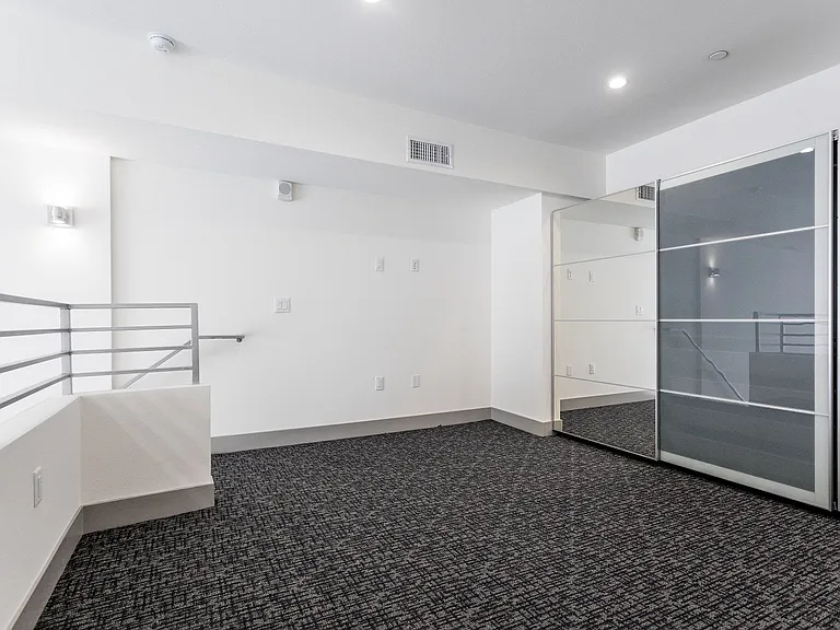 Lido Apartments - 1039 S Hobart — Photo 37