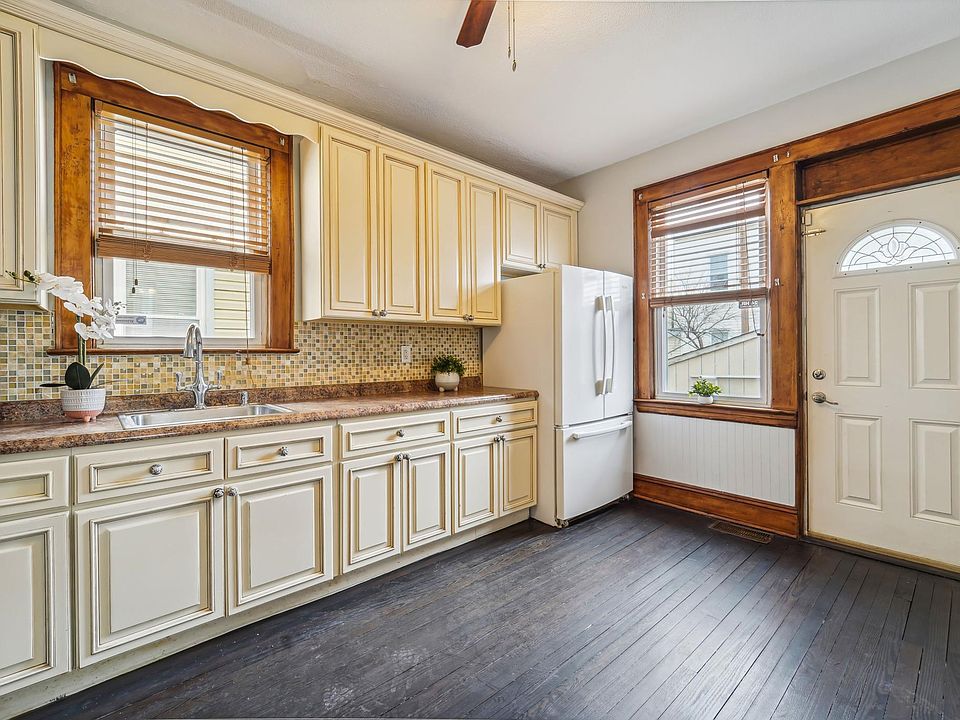 1st image of 406 E Kinney St Floor 1
