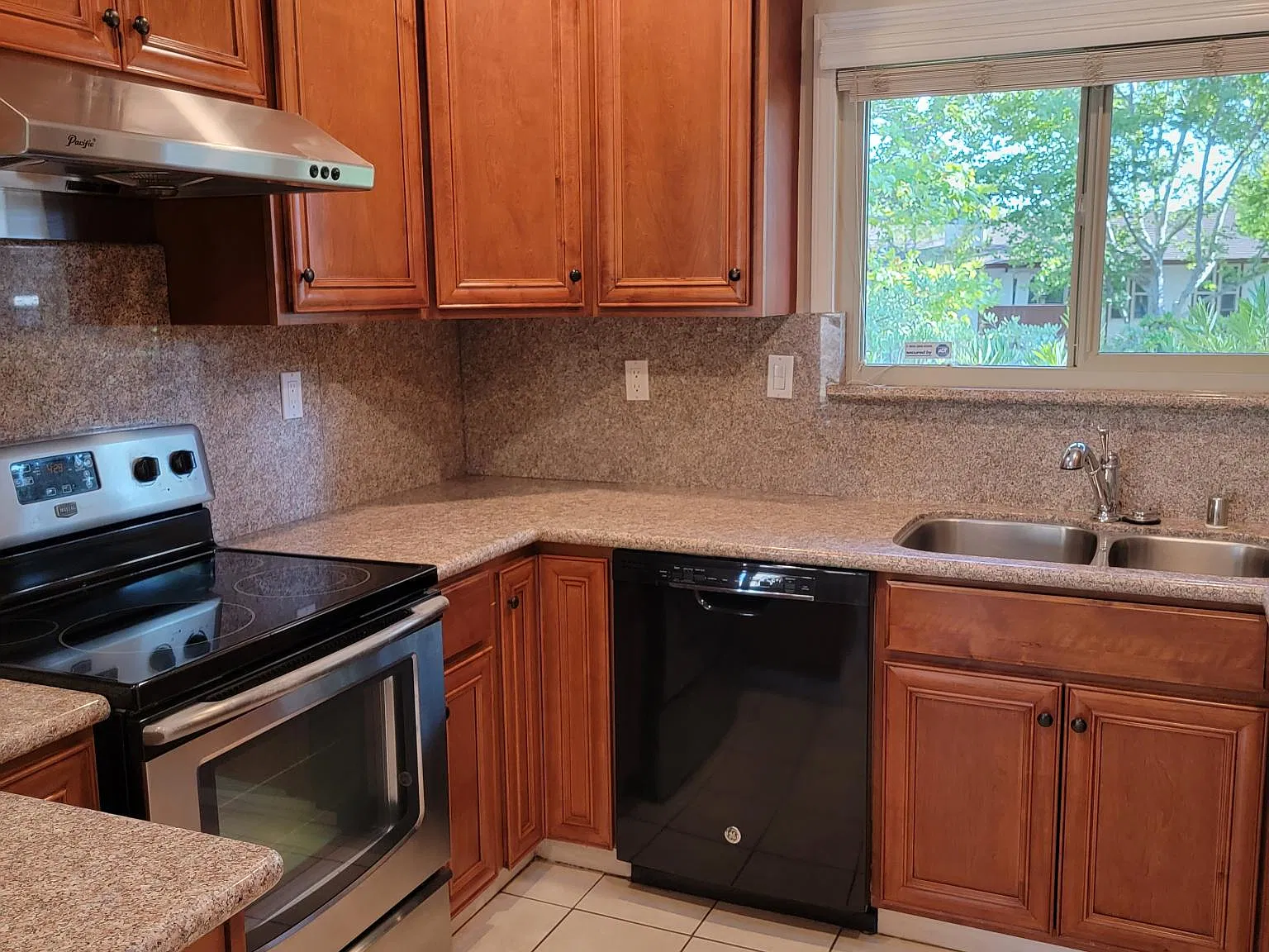 3 bed, 1275 sqft, $3,599 — Photo 4