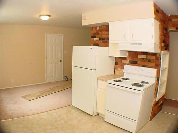3rd image of 3225 N Roseway Dr