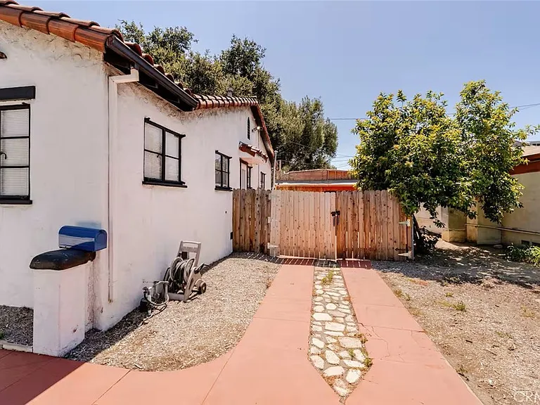 1574 N Orange Grove Ave — Photo 30