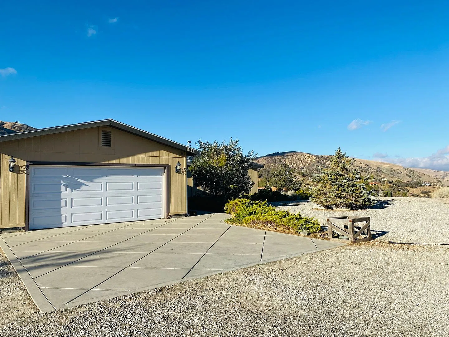 4 Bedroom Private Hilltop Home on 5 Acres with 2-Car Garage, RV Parking & Fireplace — Photo 1