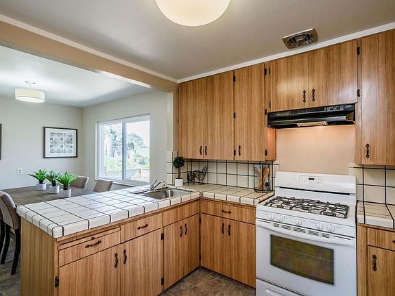 5th image of 1060 Gilman Dr