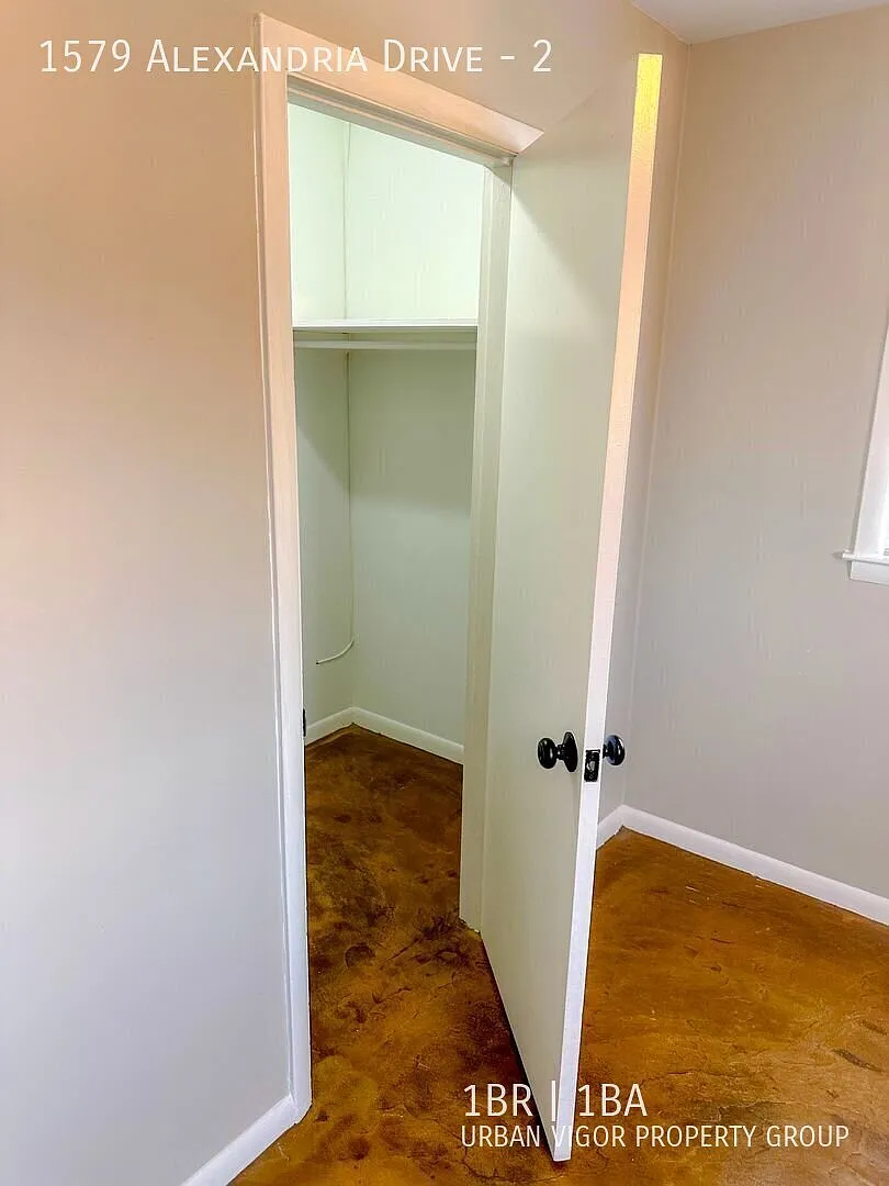 Spacious 1-bedroom / 1-bath Apartment — Photo 3