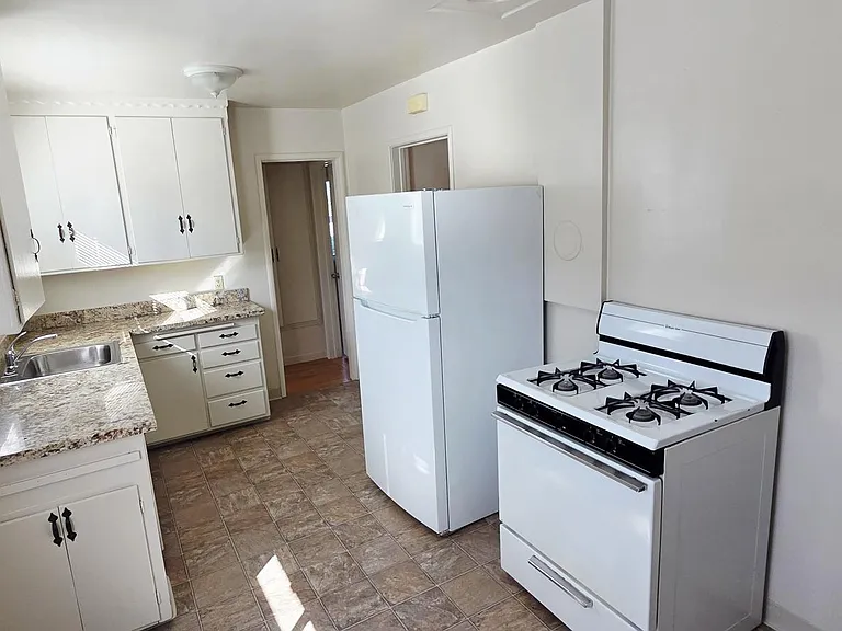 21615 Montgomery St — Photo 3