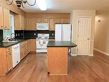 3rd image of 701 Catawba Valley Blvd SE