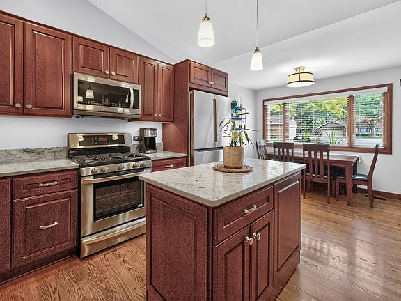 4th image of 68 Chelsea St