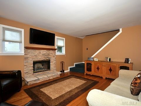 2nd image of 520 Pease Ln