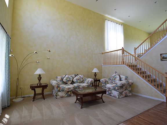 3rd image of 567 Barclay Dr