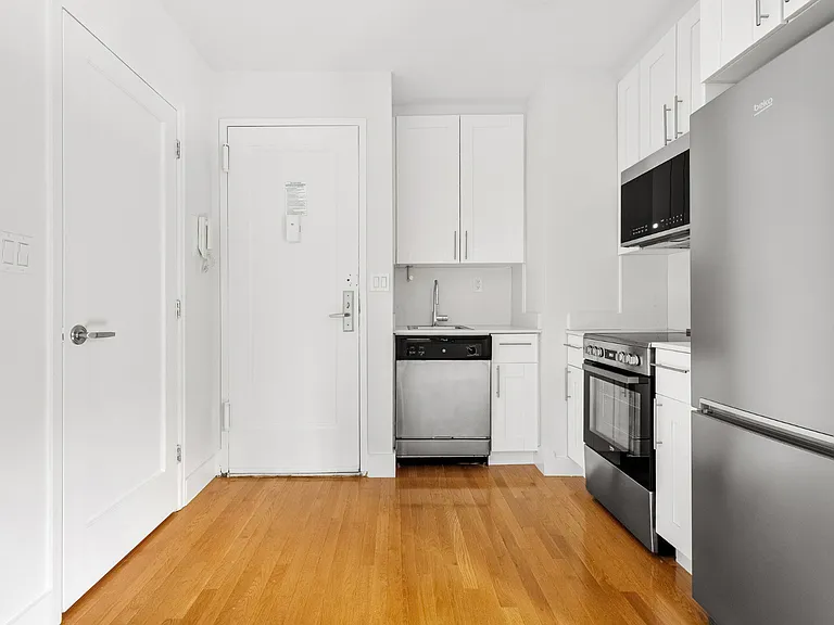210 W 70th St #404A — Photo 7