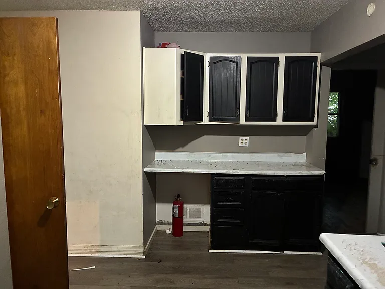 1141 Victoria Ave — Photo 10