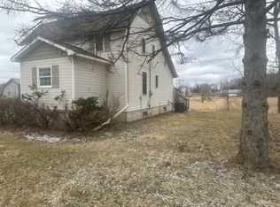 1011 S Bull Run Rd, Fowlerville, MI 48836