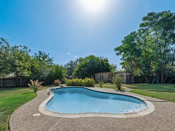 919 Surry Place Dr, Cleburne, TX 76033