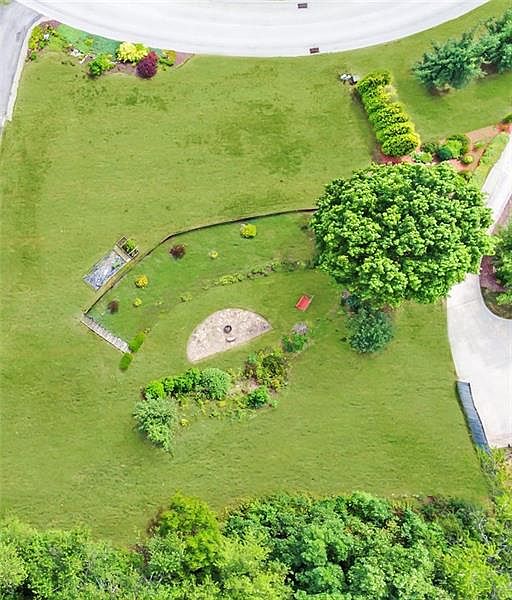 1st image of 148 Woodbury Dr