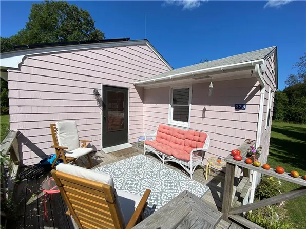 75 Holbrook Ave, Portsmouth, RI 02871