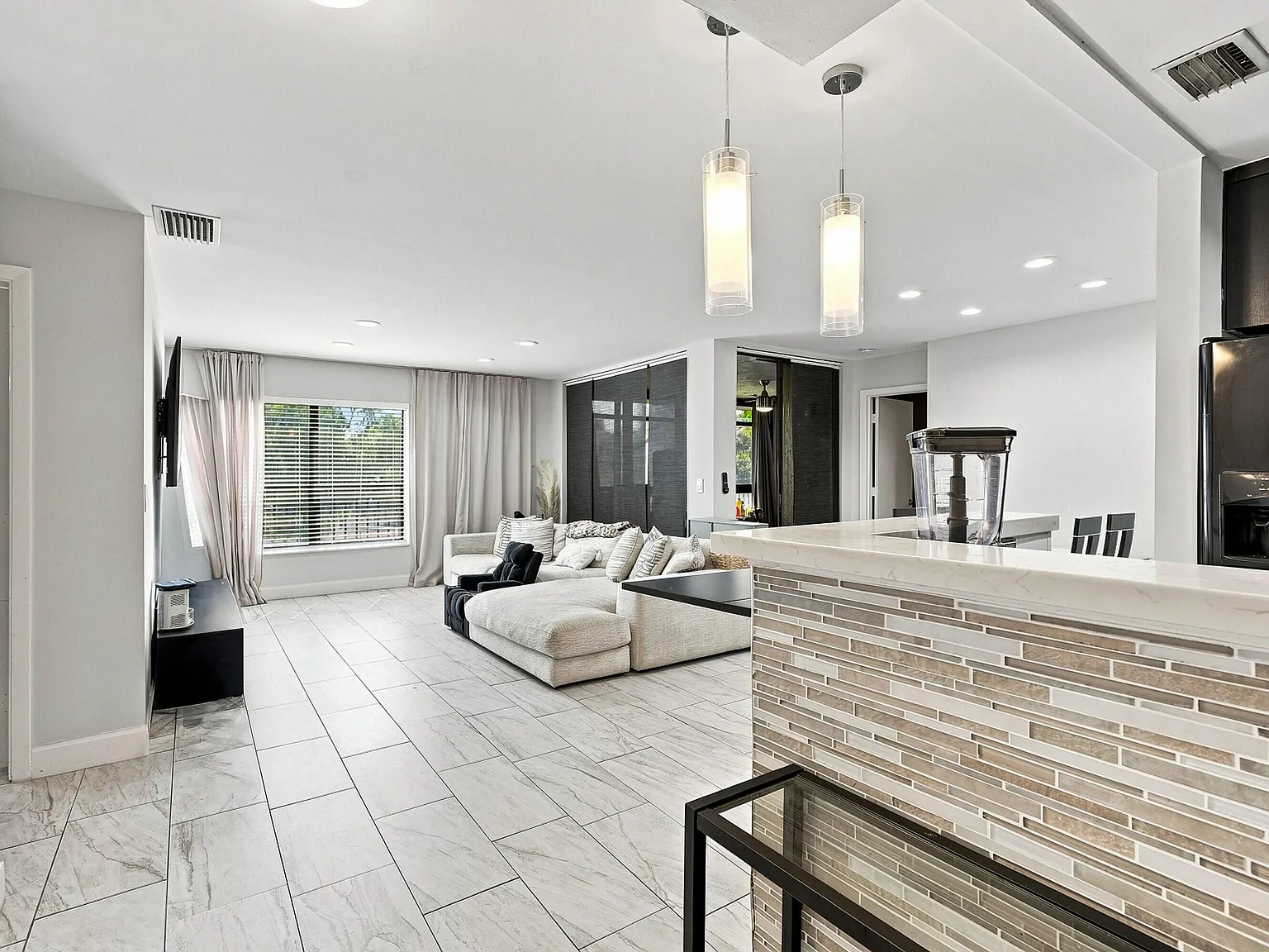 3 bed, 2.0 bath, 1120 sqft, $3,000 — Photo 4