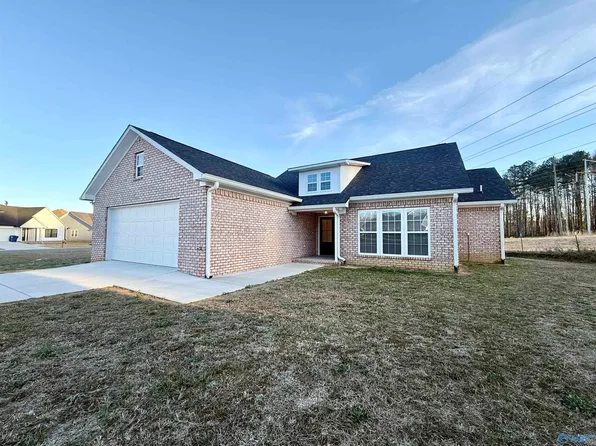 15 Swanee Dr, Albertville, AL 35950