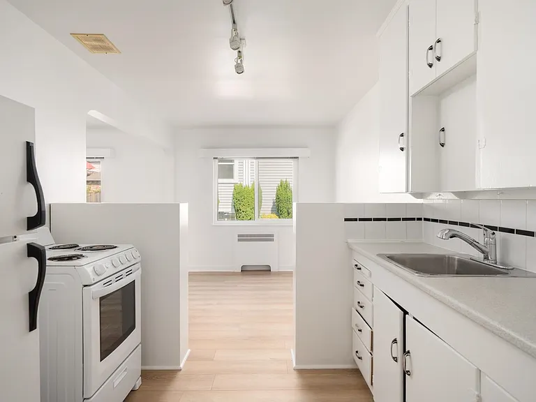 735 Royal Ave #105 — Photo 8