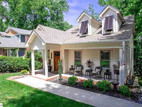 2nd image of 113 Hillcrest Cir