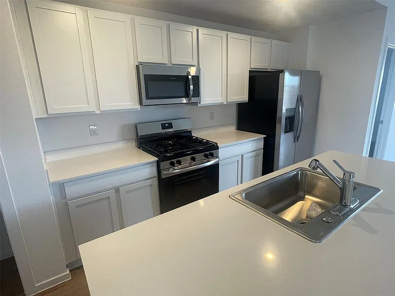 827 Rosewood Trl — Photo 3