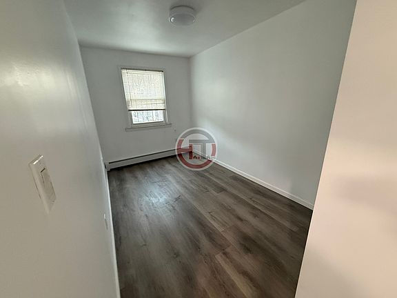 4th image of 2569 Laconia Ave #1