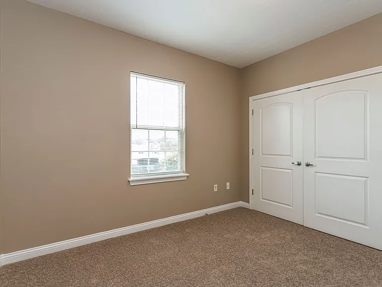Greenbrier Apartments — Photo 41