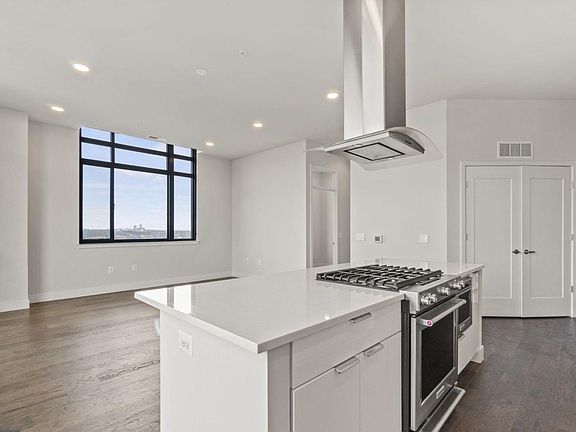 5th image of 2000 Clarendon Blvd #Penthouse 02-1402