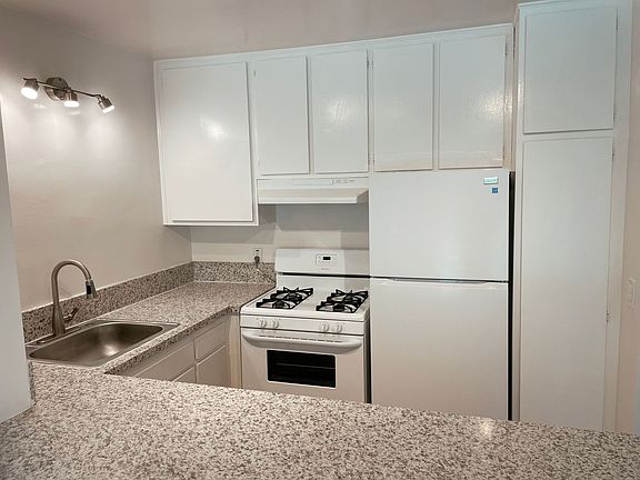 4th image of 1353 S Carmelina Ave APT 114