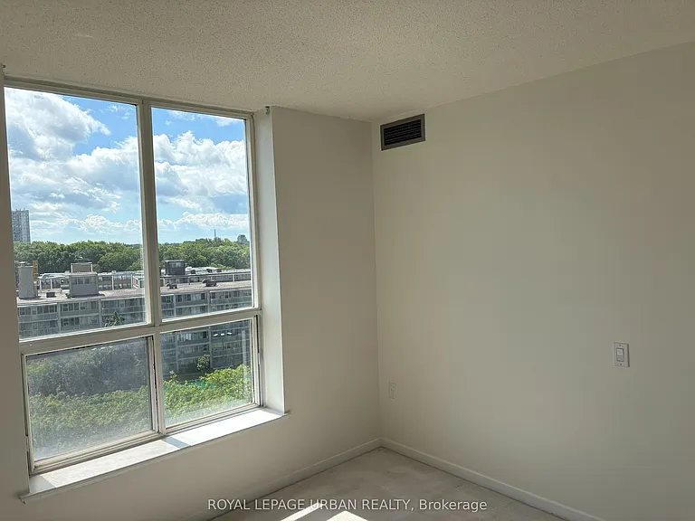 21 Overlea Blvd #902 — Photo 13