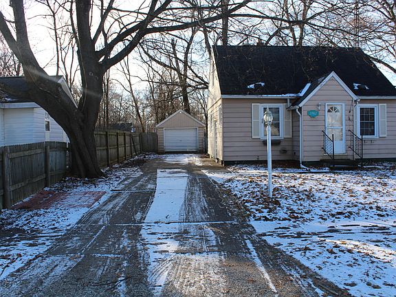 2nd image of 1861 E Isabella Ave
