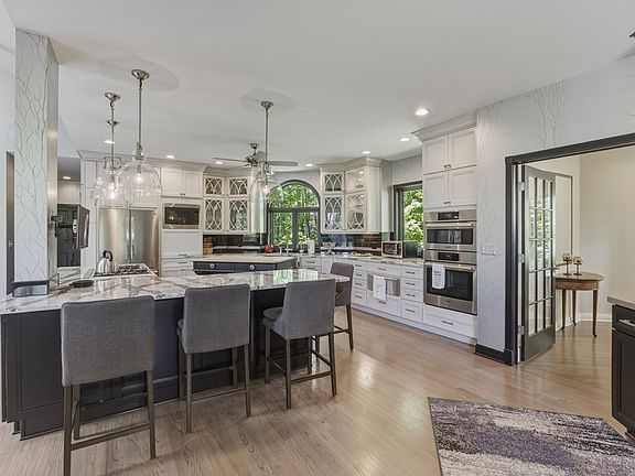 15th image of 1333 Lake Dr