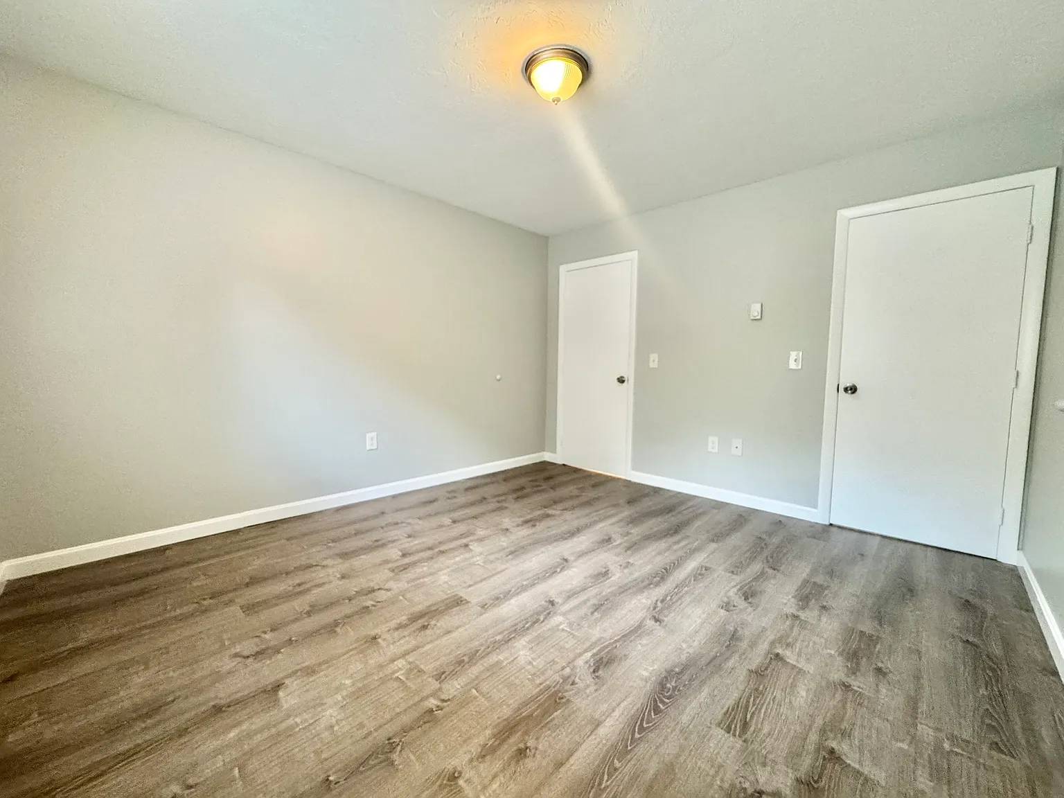 437 Sunderland Road - E — Photo 3