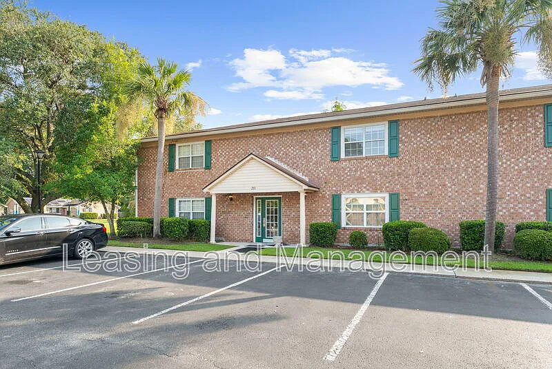 2 bed, 1.0 bath, 808 sqft, $1,250 — Photo 1