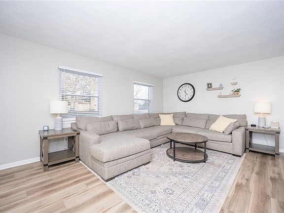 5th image of 548 Woodlake Rd