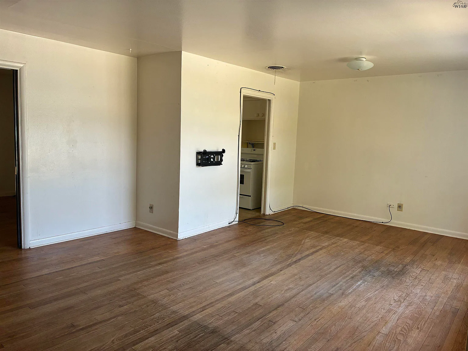 2 bed, 1.0 bath, 1383 sqft, $1,100 — Photo 2