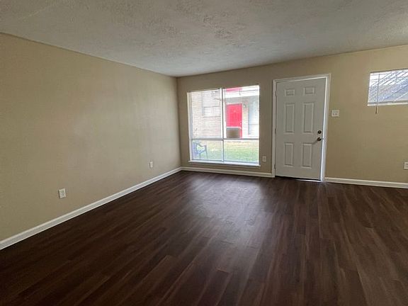 2nd image of 910 Main St APT 14