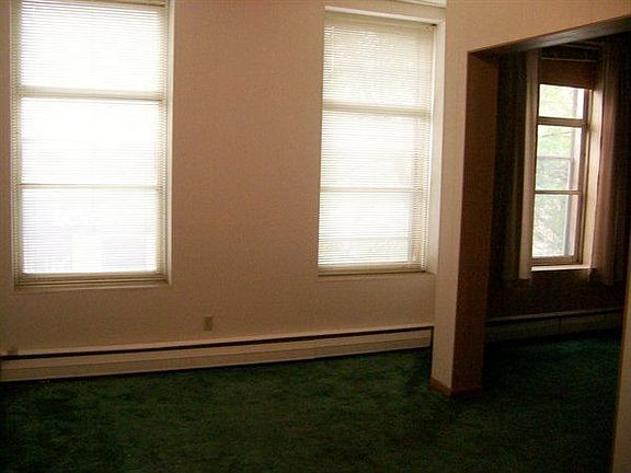 9.5 N 3rd st #1 - gilly's