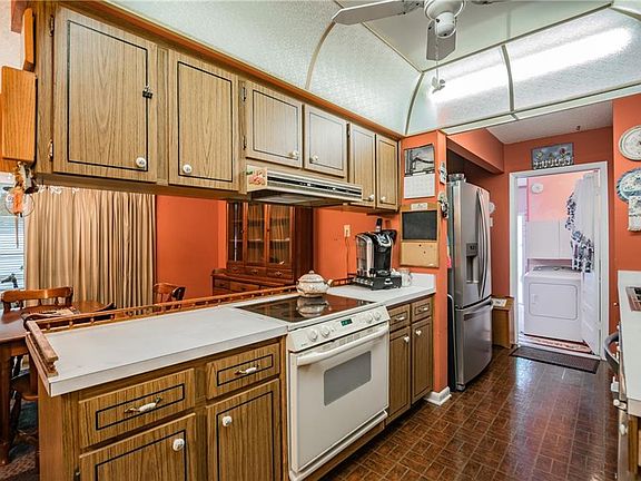 5th image of 902 Pinemoor Ct