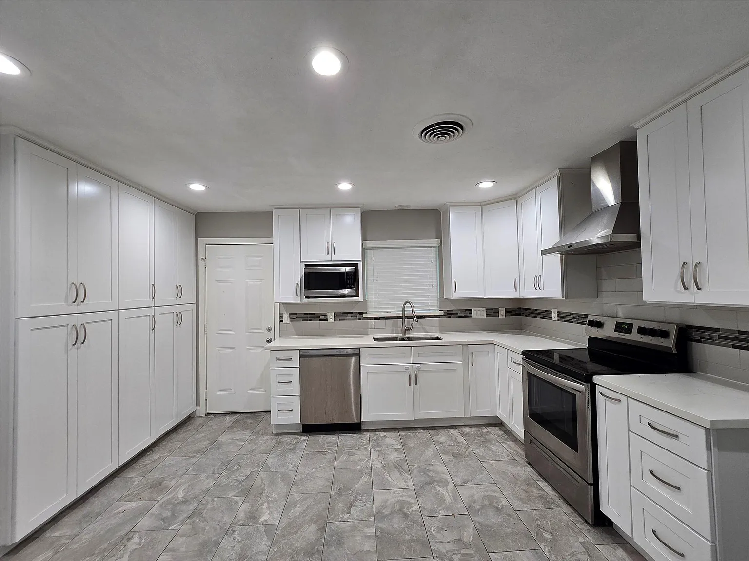 3 bed, 2.0 bath, 2098 sqft, $2,900 — Photo 3